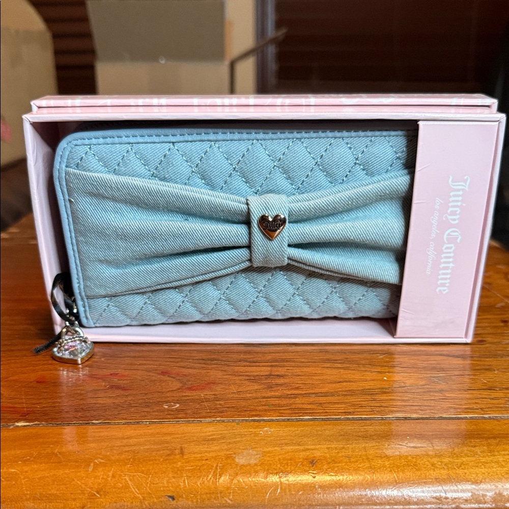🎉HPx2🎉 Juicy Couture Blue Quilted Wallet